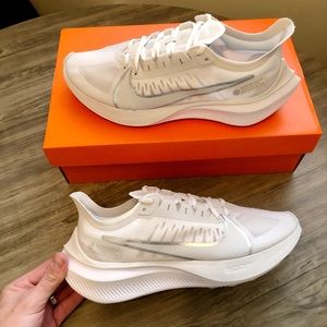 NEW - Nike women’s zoom gravity